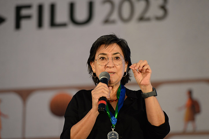 Susana López Charretón, reconocida con la Medalla Internacional al Mérito UV