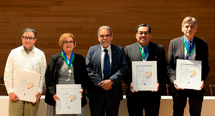 En la Sala Anexa Tlaqná, Centro Cultural, la UV otorgó el Premio al Decano 2023 a cuatro académicos e investigadores