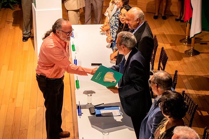 En la ceremonia por el Día del Maestro se distinguió a las y los académicos por la obtención del nivel III y eméritos en el SNI