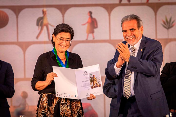 Susana López Charretón, galardonada con la Medalla al Mérito UV, en la categoría internacional
