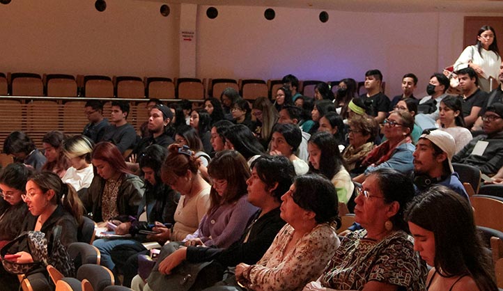 La conferencia magistral congregó a un gran número de estudiantes universitarios