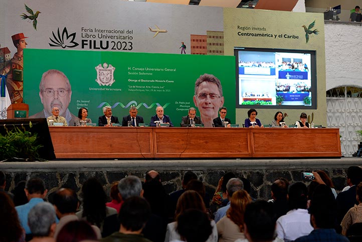 Autoridades UV durante la sesión solemne del CUG y entrega del Doctorado Honoris Causa