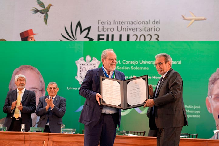 Imanol Ordorika Sacristán fue reconocido por la UV con la entrega del Doctorado Honoris Causa