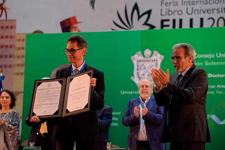 Martín Aguilar Sánchez condecoró al escritor colombiano Pablo José Montoya Campuzano