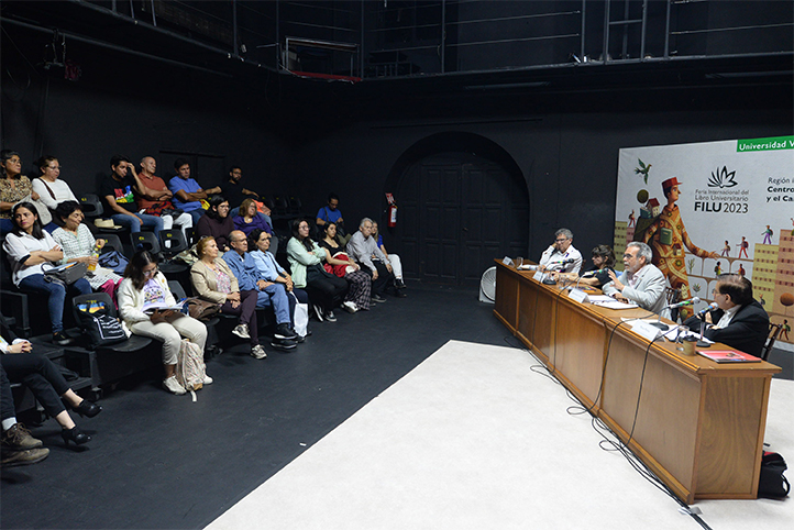 Efraín Quiñonez, Leticia Mora, Martín Aguilar y Mario Muñoz presentaron el reciente número de La Palabra y el Hombre