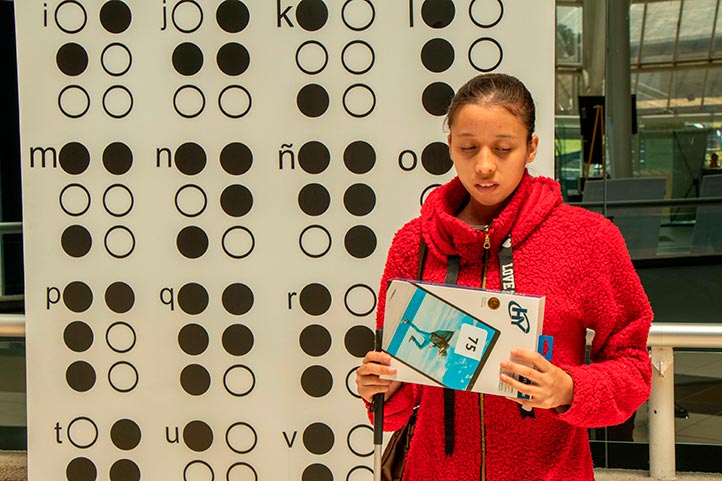 Mireya Hernández Hernández fue beneficiada con la entrega de una tableta electrónica