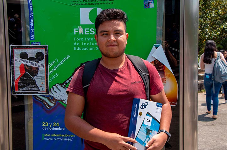Luis Manuel Acosta Castillo, originario de Actopan, recibió un dispositivo electrónico, herramienta útil para continuar sus estudios