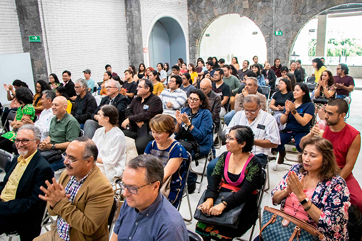 Autoridades universitarias y comunidad estudiantil, durante la premiación de Artes UV 2023