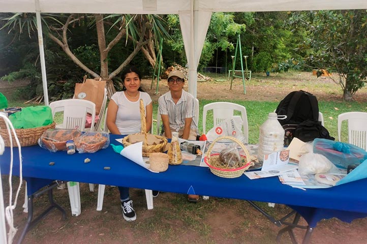 Estudiantes de Biología presentando el kit para la producción de hongos para autoconsumo