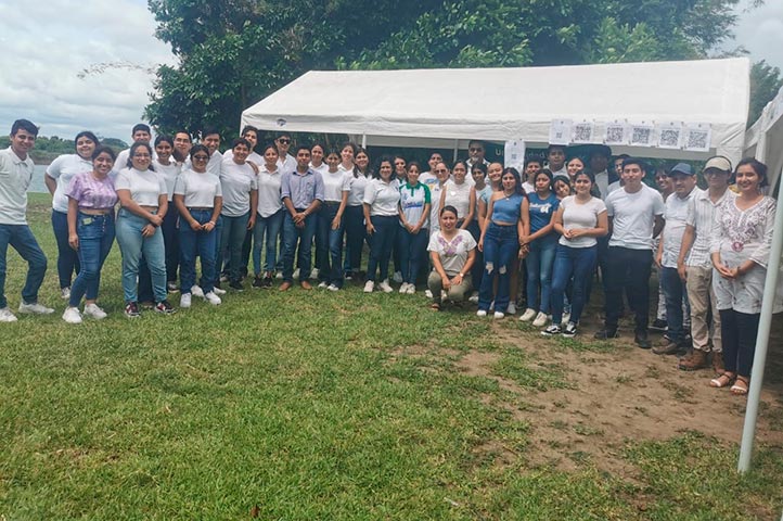 Estudiantes participantes en la Feria de la Sustentabilidad