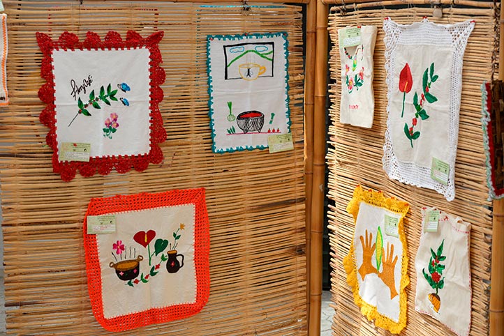 Servilletas bordadas por mujeres de Ixhuatlán del Café y Cosautlán de Carvajal