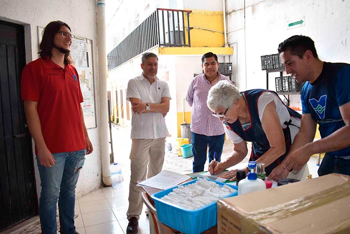 María de los Dolores Palencia Gómez, encargada del albergue, recibió la relación de las donaciones