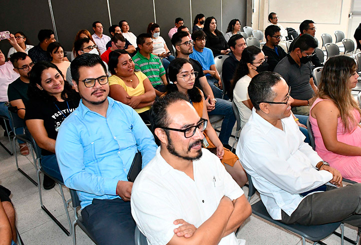 Asistentes al aniversario del Centro de Investigación en Micro y Nanotecnología 