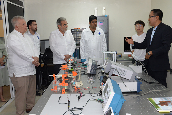 El Rector y autoridades universitarias visitaron el Centro de Investigación en Micro y Nanotecnología 