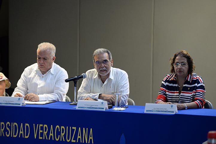 El Rector estuvo acompañado por autoridades universitarias regionales