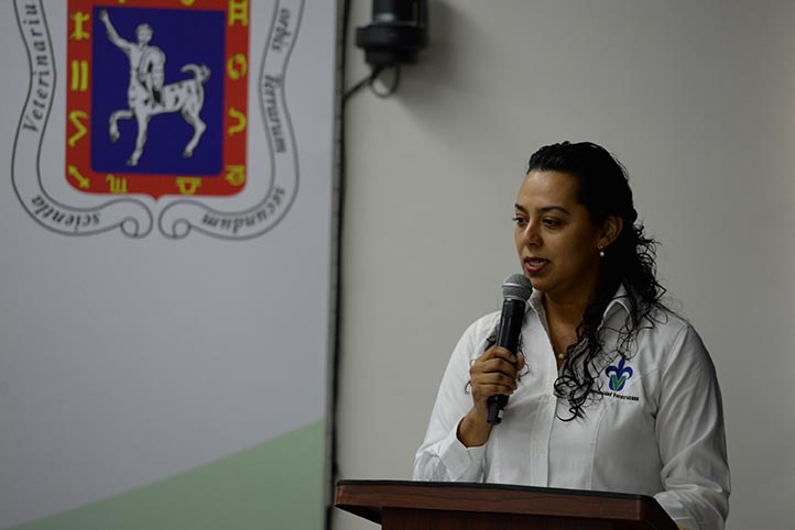 Arely González Hernández de la Dirección General de Vinculación
