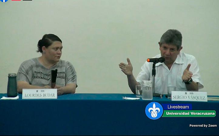 Sergio Vásquez durante su conferencia en el Instituto de Investigaciones Histórico-Sociales