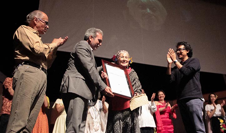El rector Martín Aguilar Sánchez entregó un reconocimiento a la actriz Luz María Ordiales por su trayectoria artística