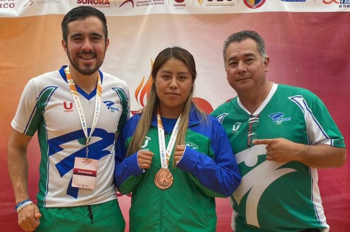 “Me enorgullece poner en alto a mi Universidad”, expresó Alejandra al colgarse la presea de bronce