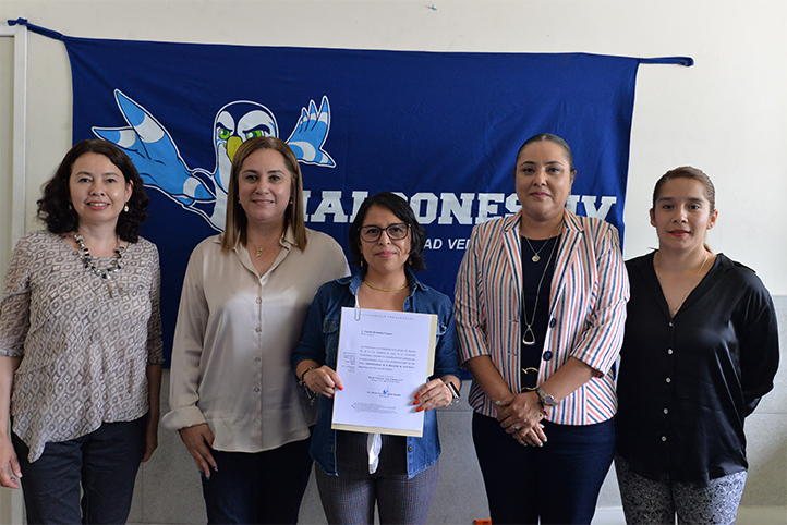 Maribel Barradas Landa, titular de la DADUV, y personal de la Dirección General de Recursos Humanos con la nueva administradora