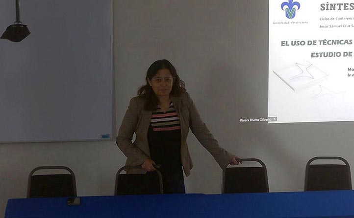 Magali Salas Reyes, del Instituto de Química Aplicada UV, ofreció la primera conferencia