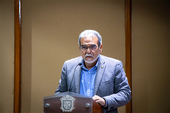 El rector Martín Sánchez felicitó al ganador del premio, en el marco de la Cátedra “Gonzalo Aguirre Beltrán”