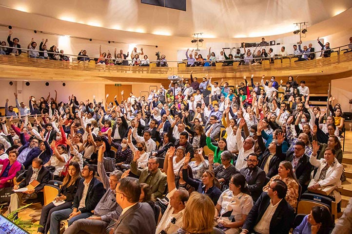 Consejeras y consejeros universitarias, durante la sesión extraordinaria del CUG