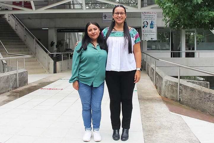 Karen López Zavaleta junto con Vianey Guadalupe Argüelles Nava, directora de la tesis