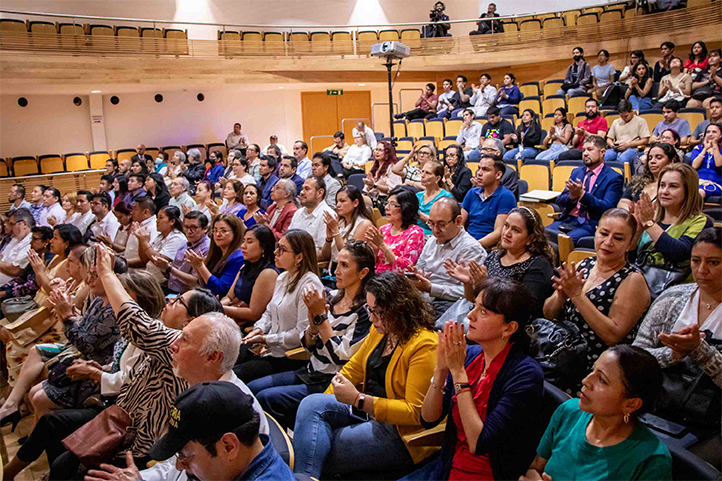 A la ceremonia asistieron funcionarios y directivos de la UV, así como académicos y estudiantes de los PE reconocidos