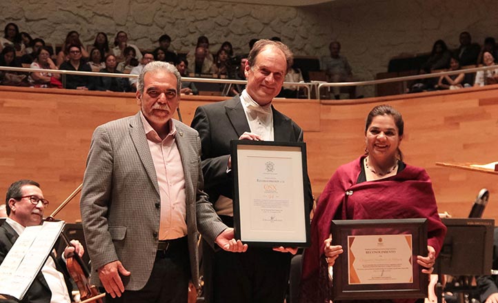 Martín Aguilar, Martin Lebel y Silvia Alejandre, con los reconocimientos a la OSX
