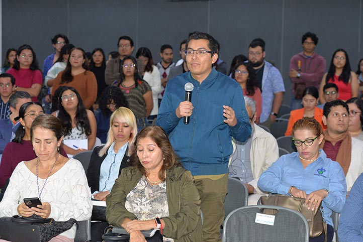 La comunidad estudiantil de posgrado, representada por consejeras y consejeros alumnos, dialogó con las autoridades de la UV