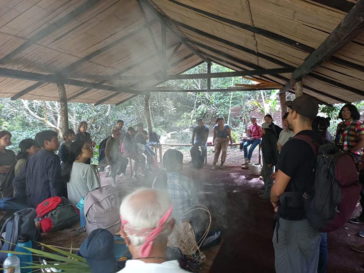 La jornada inició con un ritual de permiso a la madre tierra, realizado por un alumno de nuevo ingreso