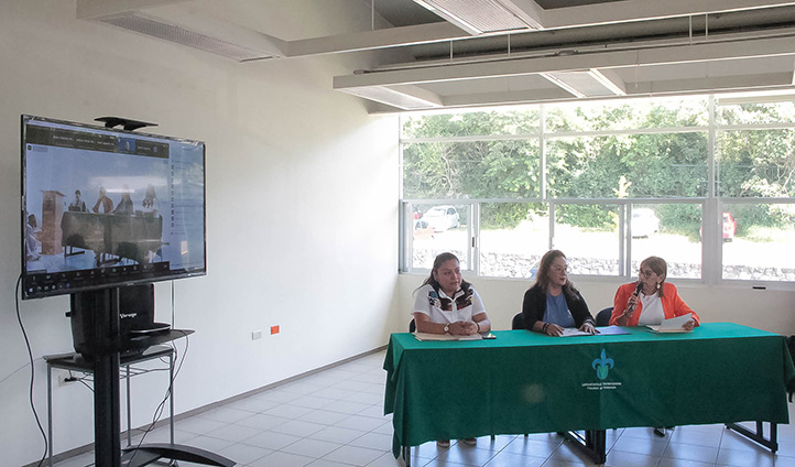 Maribel Domínguez inauguró el seminario, acompañada de las docentes María de los Ángeles Peña Hernández y Martha Elba Ruiz Libreros 