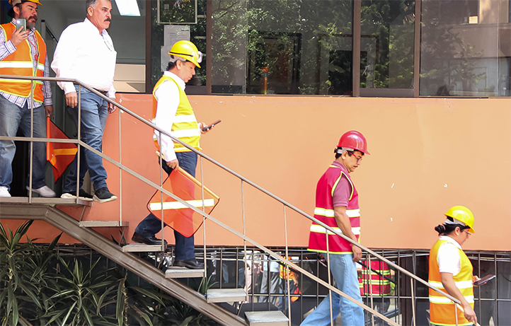 Representantes de Protección Civil y Seguridad de la UV desalojaron a la comunidad durante el simulacro de evacuación por sismo