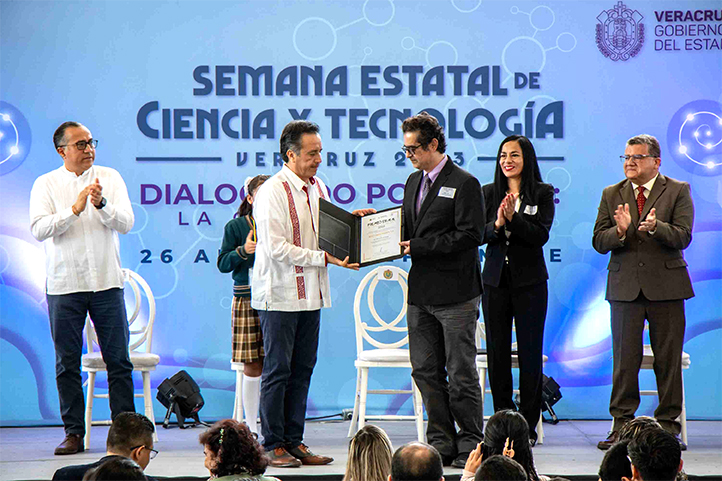 El docente recibió el galardón en un evento que se llevó a cabo el 26 de septiembre en el museo Kaná