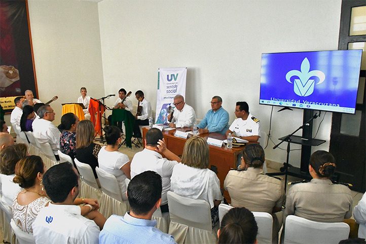 Rubén Edel Navarro, vicerrector de la UV en Veracruz, inauguró las sesiones artísticas que se realizaron el Museo Naval 