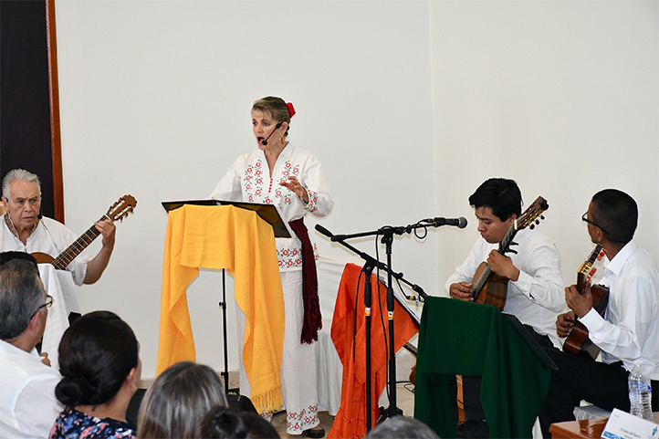Sandra Lohr acompañó la narración con su voz, junto con las guitarras de Enrique Velasco, Enrique Celis, Fernando Nicolás y el arpa de José Luis Arauz