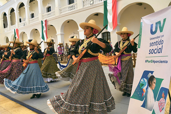 El Ballet Folklórico del Puerto de Veracruz y el grupo artístico Nematatlín, rindieron un homenaje musical a la historia de nuestro país