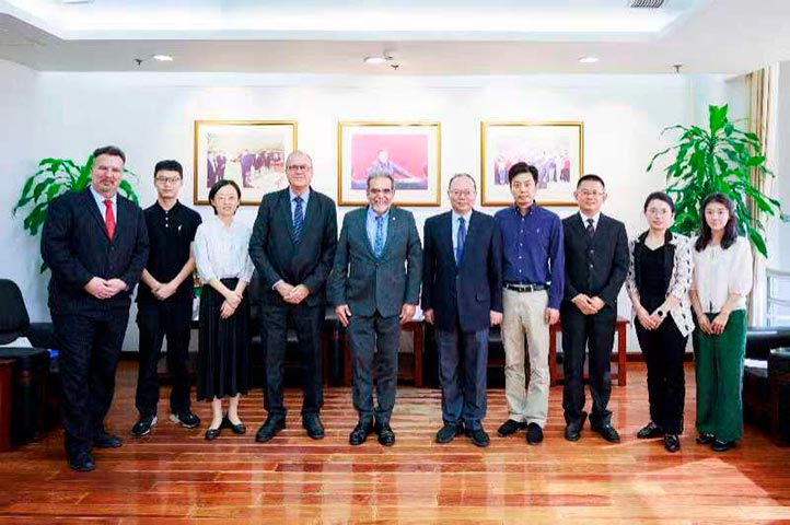El convenio con la Universidad Renmin también fue renovado
