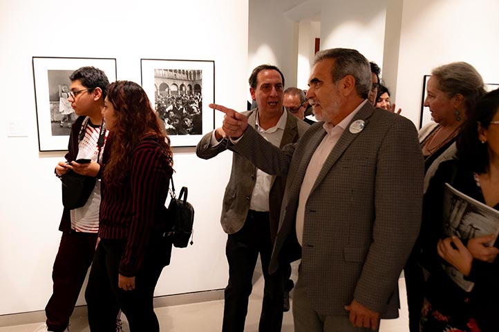 El rector Martín Aguilar con Santiago Pérez y Citlalli López, en el recorrido inaugural de la exposición El México de Nacho López: 100 años, 100 fotografías