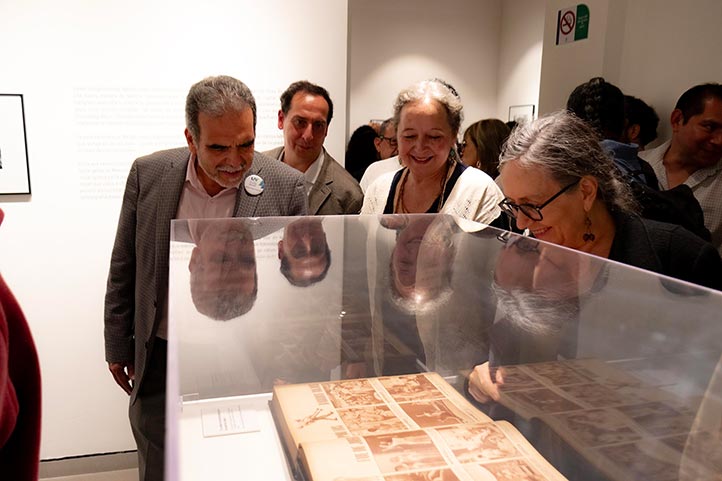 Citlalli López y Santiago Pérez dieron el recorrido guiado al Rector y autoridades universitarias