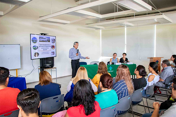 Atanasio García Durán ofreció una conferencia sobre la Nueva Escuela Mexicana