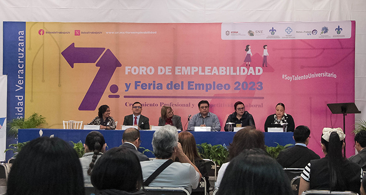 Directores de áreas académicas de la UV y consultores especializados hablaron sobre los retos para egresados al buscar empleo