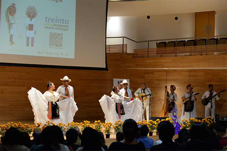 Asistentes al evento académico disfrutaron de la actuación del grupo artístico Tlen Huicani