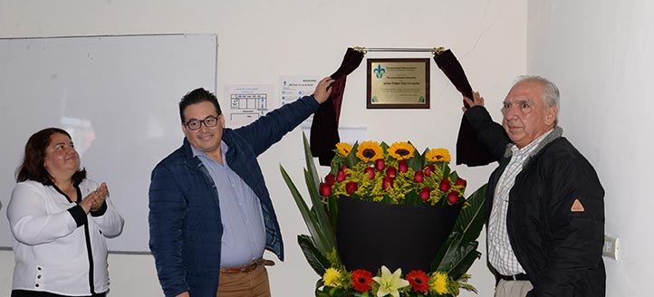 En el Aula 107 de la FEI fue develada una placa en honor del maestro Juan Felipe Díaz Camacho