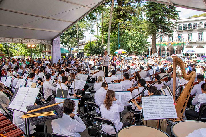 En el marco del cierre de la campaña Por el 4%, Martín Lebel dirigió a la OSX en el Parque “Benito Juárez”