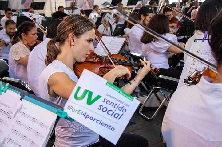 Los músicos de la OSX interpretaron piezas de Arturo Márquez, Brahms, Tchaikovsky, Arturo Rodríguez y José Pablo Moncayo