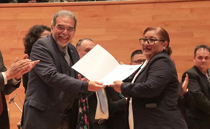 El Rector entregó a Jennyfer Benítez el Premio Ceneval al Desempeño de Excelencia-EGEL 2022 