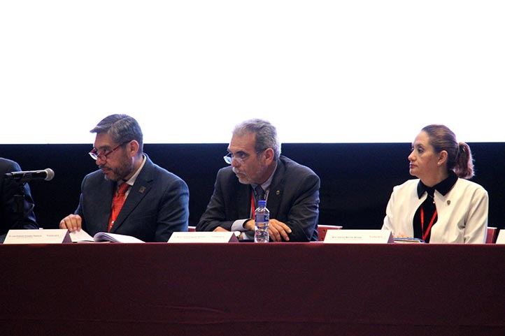 Luis Armando González, secretario General Ejecutivo de la ANUIES y Martín Aguilar, como vicepresidente de la Asamblea General de la asociación 