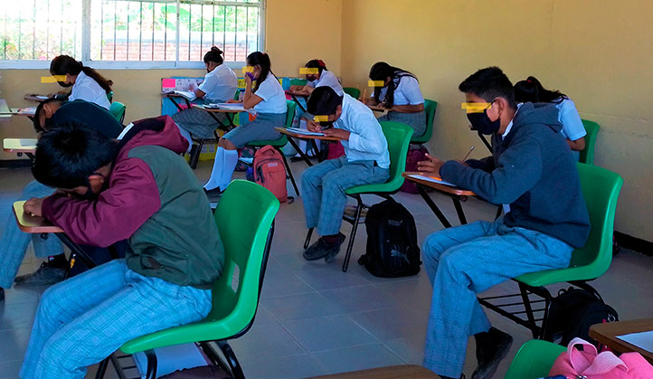 Diana Hernández trabaja con estudiantes de telesecundaria para sensibilizarlos sobre el uso del náhuatl 